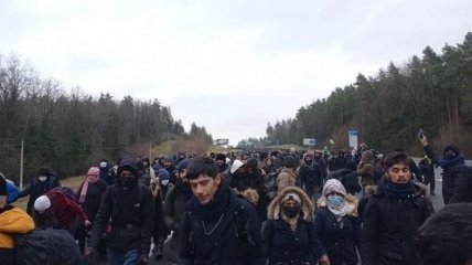 Колонна мигрантов идет к польской границе