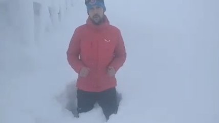 Навалило снега по пояс: спасатели наглядно показали, почему сейчас не стоит ходить в Карпаты