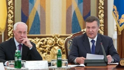 Примет ли Янукович отставку Азарова? 