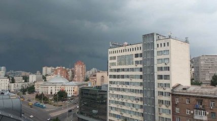 Киев накрыло шквальным дождем и градом - видео стихии 