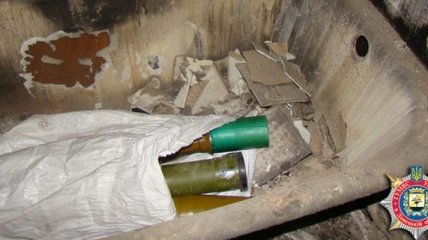 В Марьинке в разрушенном доме обнаружили схрон с оружием