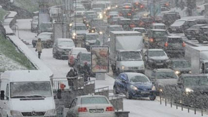Снегопад в столице: киевлян призвали пересесть на общественный транспорт