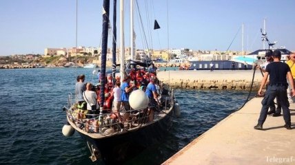 Спасательное судно с мигрантами прибыло в итальянский порт несмотря на запрет