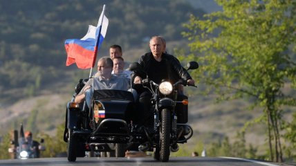 Путин во время визита в Крым считает себя главой полуострова, пока весь мир признает территорию украинской
