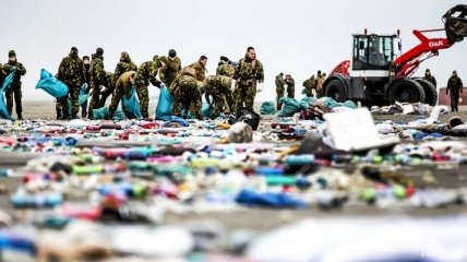 Нидерланды очищают побережье от товаров из смытых в море контейнеров (Видео)