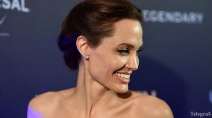 Актриса Анджелина Джоли сменила фамилию