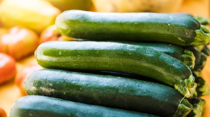 Кабачки та цукіні місцевого вирощування з'являються на ринку в кінці травня на початку червня