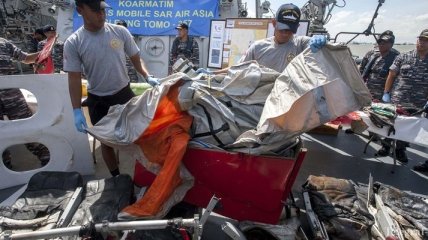 Спасатели ищут "черные ящики" самолета AirAsia