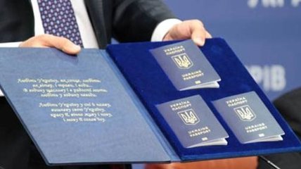 В МВД представили новые образцы биометрических паспортов