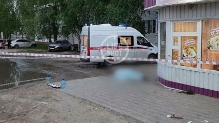 Праздновали день рождения: в России автомобиль влетел на автобусную остановку и насмерть сбил женщину (фото)