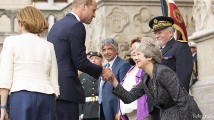 Премьер Британии рассмешила неуклюжим реверансом перед принцем (Видео)