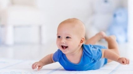 Как выкладывать ребенка на живот: 6 упражнений, которые понравятся малышу