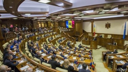 Додон готов в понедельник распустить парламент Молдовы 