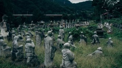 Жуткая заброшенная деревня с сотнями статуй в Японии (Фото)