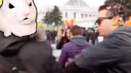 Во время митинга Дурнев получил яйцом в голову (Видео)
