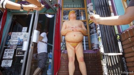 В США за $22 тыс продали статую обнаженного Трампа