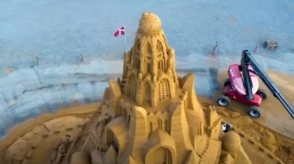 С коронавирусом на вершине - в Дании построили самый большой песчаный замок в мире (видео)