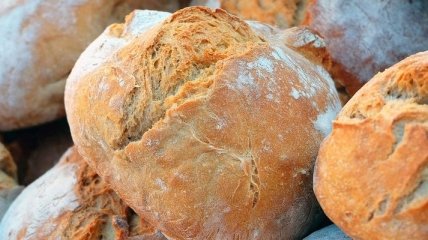 Медики называли главные причины опасности свежего хлеба 