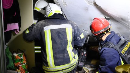 Спасатели достают из-под завалов ребенка в Николаеве