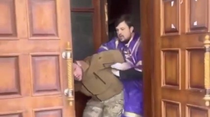 Скандал с избиением военного в Хмельницком получил продолжение: попов УПЦ МП собираются выселять
