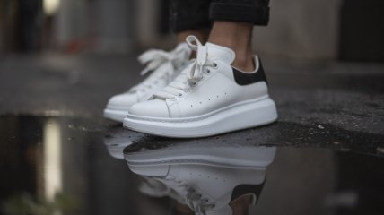 Як відмити білі кросівки оцтом — лайфхак