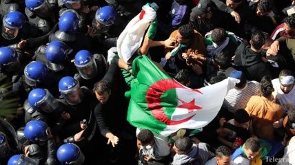 Президент Алжира назначил переходное правительство