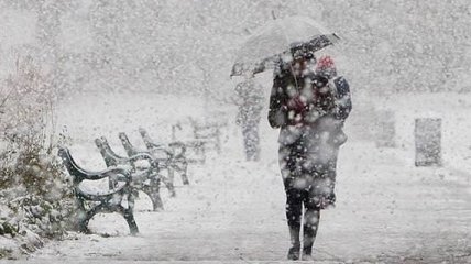 Погода на выходные: порывистый ветер и снег с дождем ворвутся в Украину