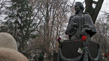 В Киеве осквернили могилу Леси Украинки