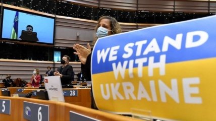 Депутати Європарламенту стоячи аплодують президенту Зеленському