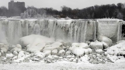 Аномальный мороз в США превратил Ниагарский водопад в лед