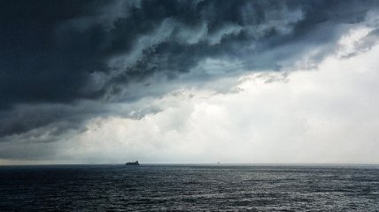 Уровень опасности оранжевый: к акваториям Черного и Азовского морей приближается шторм