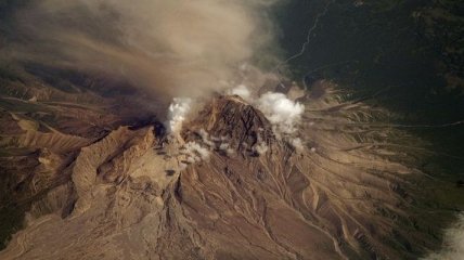 Вулкан "Шивелуч" выбросил очередной столб пепла высотой 6 км