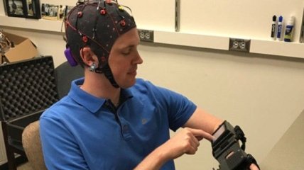 Ученые создали уникальный шлем для парализованных