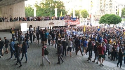Около 500 болельщиков "Металлиста" провели акцию в поддержку клуба