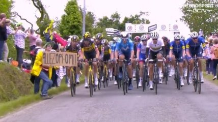 На "Тур де Франс" из-за болельщика случился массовый завал гонщиков (видео)
