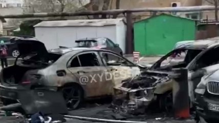 В Одессе среди ночи сожгли авто: по слухам, оно принадлежит экс-прокурору (видео)