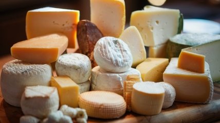 Сыр требует правильных условий хранения (изображение создано с помощью ИИ)