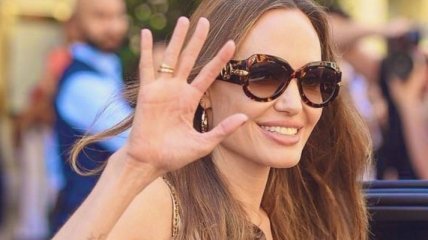 Анджелина Джоли поразила элегантным образом во время прогулки в Малибу
