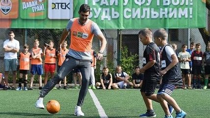 Тренер Шахтера Фонсека сыграл в футбол с детьми во Львове (Видео)