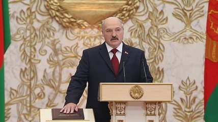 Плювати на всіх або чому Лукашенко так поспішив зі своєю коронацією