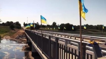 В Троицком открыли восстановленный мост, подорванный боевиками 