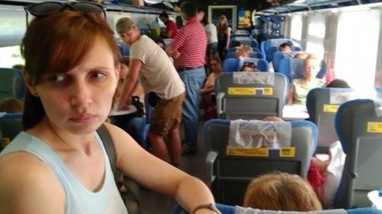 Пассажиры "Интерсити" возвращаются в поезд, так как не дождались автобусов