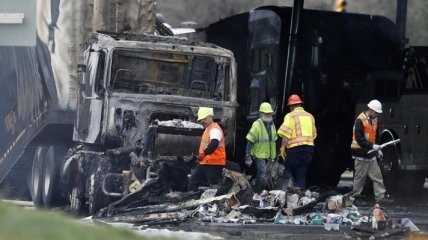 Грузовик в США снес десятки авто и сгорел дотла на трассе (Видео)