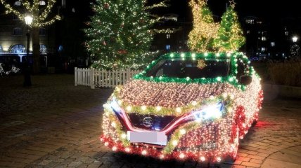 Электромобиль превратили в рождественскую елку (Фото)