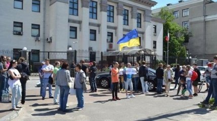К посольству России в Киеве привезли шины  