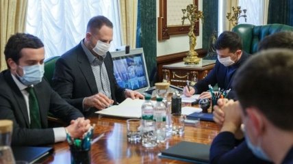 COVID-19 в Украине: Зеленский подписал изменения в Бюджет-2020 по финансированию борьбы с коронавирусом
