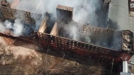 Остались только дымящиеся руины: последствия пожара на фабрике в Питере сняли с воздуха