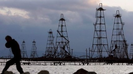 На горящей нефтеплатформе в Каспийском море  остается 30 человек