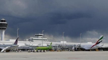 В Нидерландах отменили более 200 авиарейсов из-за урагана (Видео)