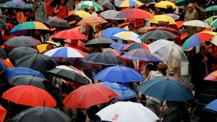 Синоптики советуют украинцам одеваться по-летнему и брать зонты